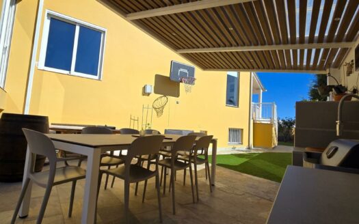 Chalet pareado con piscina privada en Montaña La Data