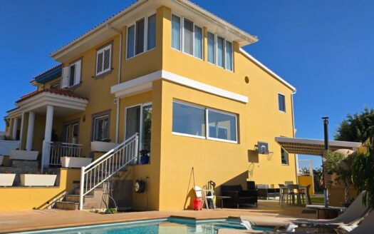 Chalet pareado con piscina privada en Montaña La Data