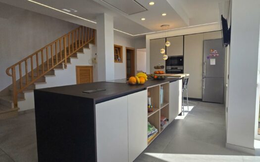 Chalet pareado con piscina privada en Montaña La Data