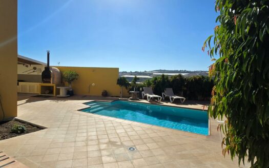 Chalet pareado con piscina privada en Montaña La Data