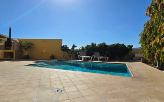 Chalet pareado con piscina privada en Montaña La Data