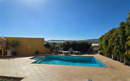 Chalet pareado con piscina privada en Montaña La Data