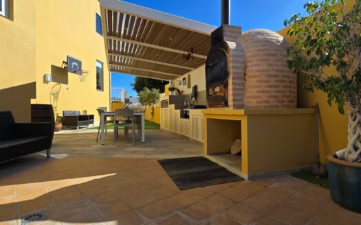 Chalet pareado con piscina privada en Montaña La Data