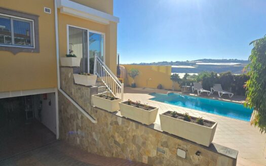 Chalet pareado con piscina privada en Montaña La Data