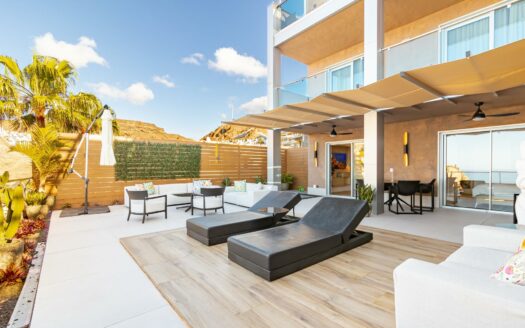 Vivienda Exclusiva con Terraza Panorámica y Acceso Directo a la Playa