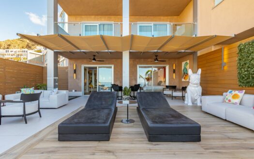 Vivienda Exclusiva con Terraza Panorámica y Acceso Directo a la Playa