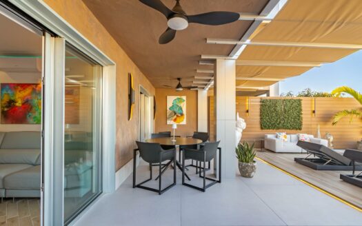 Vivienda Exclusiva con Terraza Panorámica y Acceso Directo a la Playa