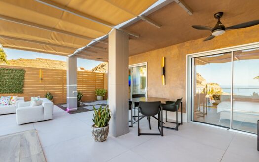 Vivienda Exclusiva con Terraza Panorámica y Acceso Directo a la Playa