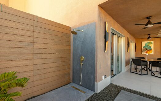 Vivienda Exclusiva con Terraza Panorámica y Acceso Directo a la Playa