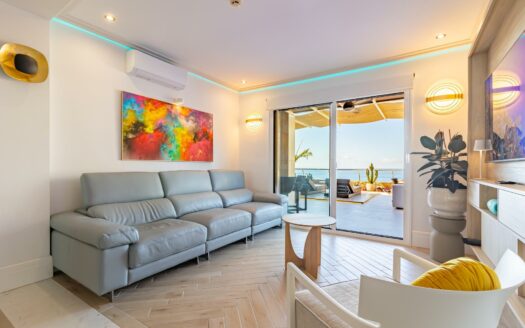 Vivienda Exclusiva con Terraza Panorámica y Acceso Directo a la Playa