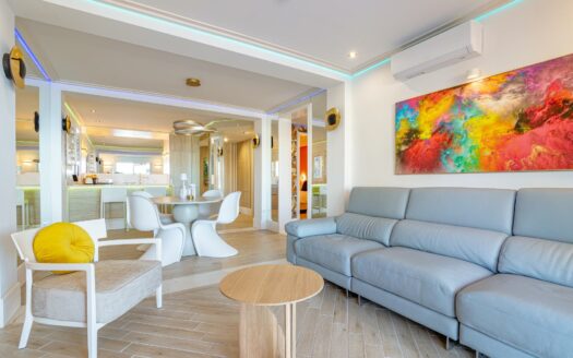 Vivienda Exclusiva con Terraza Panorámica y Acceso Directo a la Playa