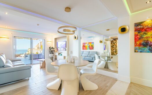 Vivienda Exclusiva con Terraza Panorámica y Acceso Directo a la Playa