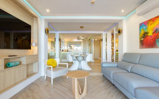 Vivienda Exclusiva con Terraza Panorámica y Acceso Directo a la Playa