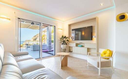 Vivienda Exclusiva con Terraza Panorámica y Acceso Directo a la Playa