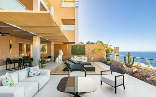 Vivienda Exclusiva con Terraza Panorámica y Acceso Directo a la Playa