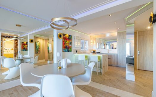 Vivienda Exclusiva con Terraza Panorámica y Acceso Directo a la Playa