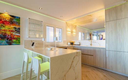 Vivienda Exclusiva con Terraza Panorámica y Acceso Directo a la Playa