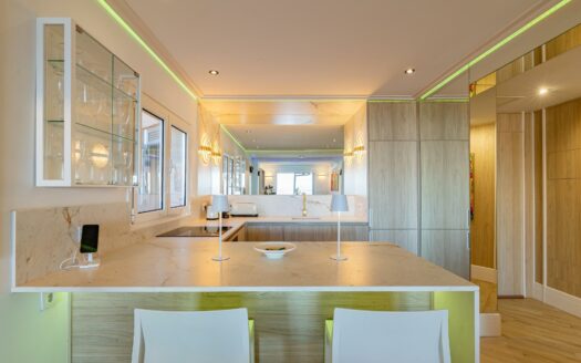 Vivienda Exclusiva con Terraza Panorámica y Acceso Directo a la Playa