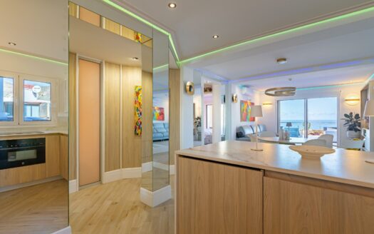 Vivienda Exclusiva con Terraza Panorámica y Acceso Directo a la Playa