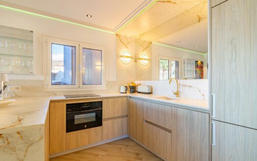 Vivienda Exclusiva con Terraza Panorámica y Acceso Directo a la Playa