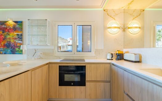 Vivienda Exclusiva con Terraza Panorámica y Acceso Directo a la Playa