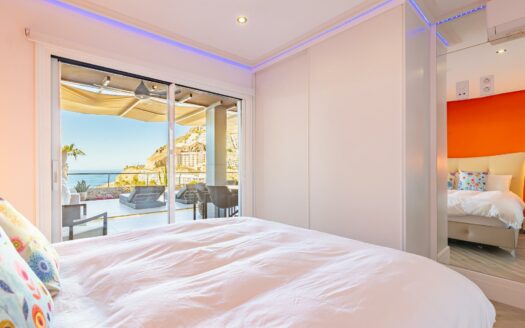 Vivienda Exclusiva con Terraza Panorámica y Acceso Directo a la Playa