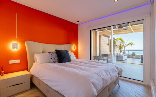 Vivienda Exclusiva con Terraza Panorámica y Acceso Directo a la Playa