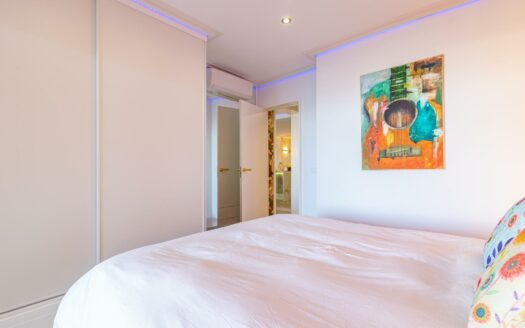 Vivienda Exclusiva con Terraza Panorámica y Acceso Directo a la Playa