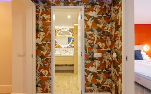 Vivienda Exclusiva con Terraza Panorámica y Acceso Directo a la Playa