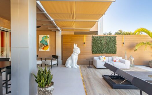 Vivienda Exclusiva con Terraza Panorámica y Acceso Directo a la Playa