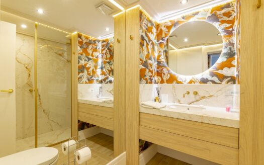 Vivienda Exclusiva con Terraza Panorámica y Acceso Directo a la Playa