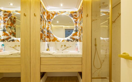 Vivienda Exclusiva con Terraza Panorámica y Acceso Directo a la Playa