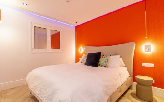 Vivienda Exclusiva con Terraza Panorámica y Acceso Directo a la Playa