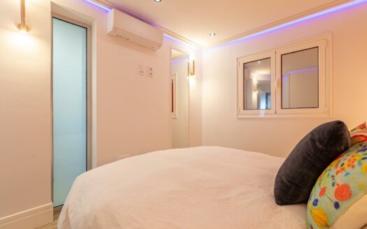 Vivienda Exclusiva con Terraza Panorámica y Acceso Directo a la Playa