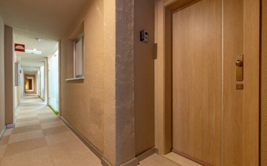 Vivienda Exclusiva con Terraza Panorámica y Acceso Directo a la Playa