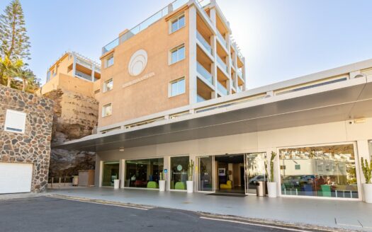 Vivienda Exclusiva con Terraza Panorámica y Acceso Directo a la Playa