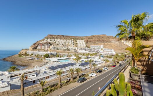 Vivienda Exclusiva con Terraza Panorámica y Acceso Directo a la Playa