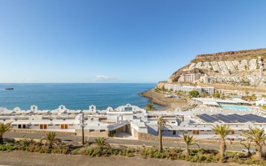 Vivienda Exclusiva con Terraza Panorámica y Acceso Directo a la Playa