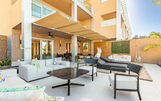 Vivienda Exclusiva con Terraza Panorámica y Acceso Directo a la Playa