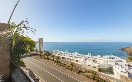 Vivienda Exclusiva con Terraza Panorámica y Acceso Directo a la Playa