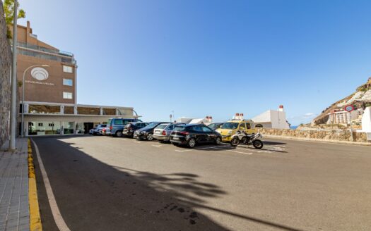 Vivienda Exclusiva con Terraza Panorámica y Acceso Directo a la Playa