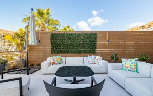 Vivienda Exclusiva con Terraza Panorámica y Acceso Directo a la Playa