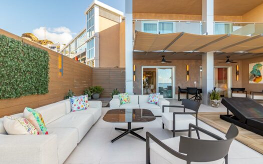 Vivienda Exclusiva con Terraza Panorámica y Acceso Directo a la Playa