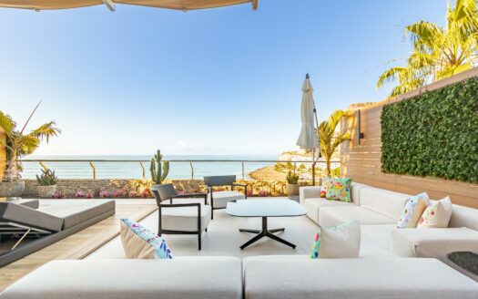 Vivienda Exclusiva con Terraza Panorámica y Acceso Directo a la Playa