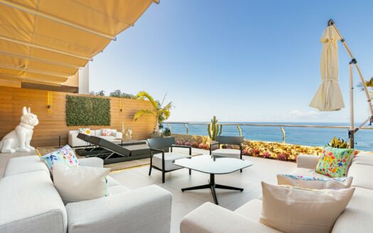 Vivienda Exclusiva con Terraza Panorámica y Acceso Directo a la Playa