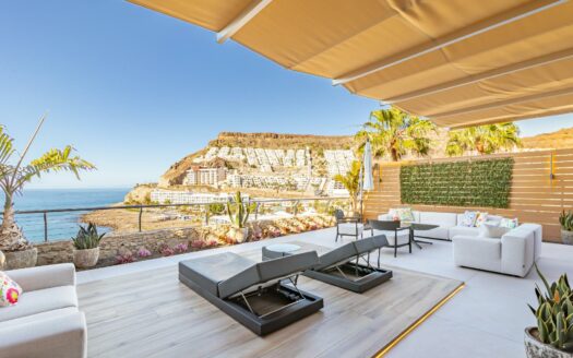 Vivienda Exclusiva con Terraza Panorámica y Acceso Directo a la Playa