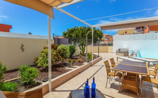 Wunderschöne Doppelhaushälfte mit privatem Pool, Garage und Meerblick