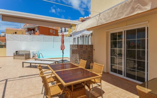 Wunderschöne Doppelhaushälfte mit privatem Pool, Garage und Meerblick