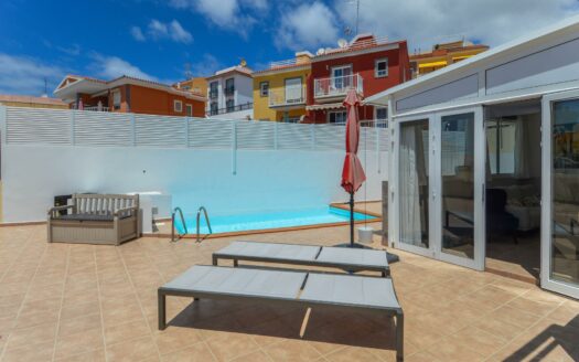 Wunderschöne Doppelhaushälfte mit privatem Pool, Garage und Meerblick