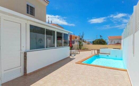 Wunderschöne Doppelhaushälfte mit privatem Pool, Garage und Meerblick